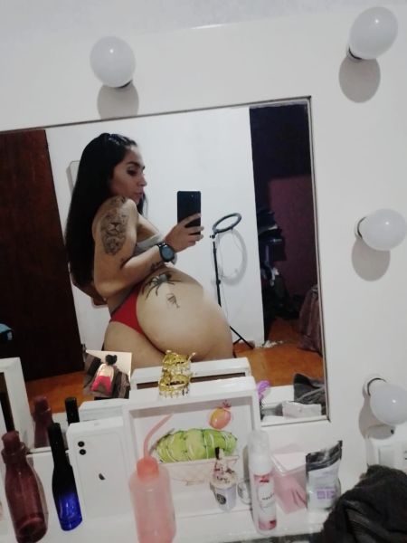 Hola me llamo génesis tengo 24años vendo videos fotos o videollamada 
También realizó encuentros para más info al wsp 