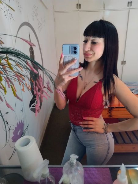 Hola, soy Angie 👸🏻 masajista sensual, Tengo 22 años .
Brindo masajes de todo tipo, también  hago participación .
te espero para pasar un buen momento 🥰